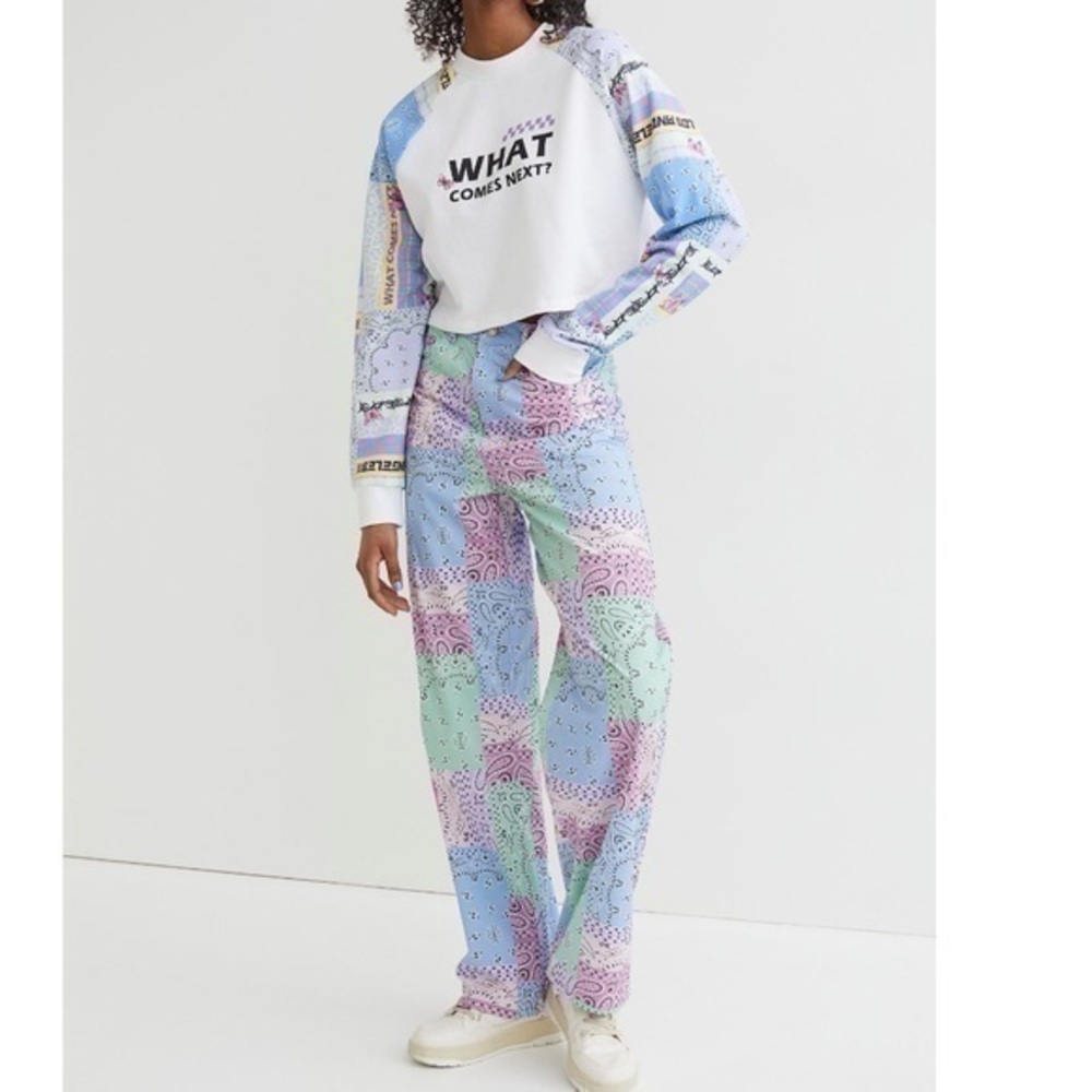 New H&M | Blue & White Long Sleeve Graphic Cropped Sweatshirt Size Medium